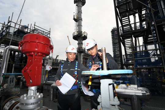 SK에너지 직원들이 약 1조원을 투자해 건설 중인 VRDS 공사의 내년 1월 기계적 준공을 앞두고 마무리 작업을 하고 있다.    SK이노베이션 제공